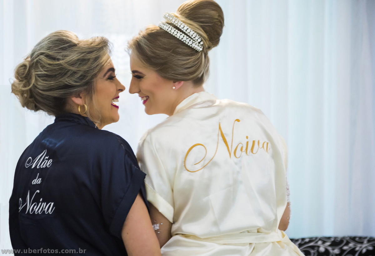 noiva com a mãe no salão