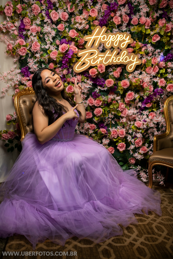 Decoração com flores, decoração jardim encantado, fotos diferentes, fotos divertidas de 15 anos, fotos de debutante