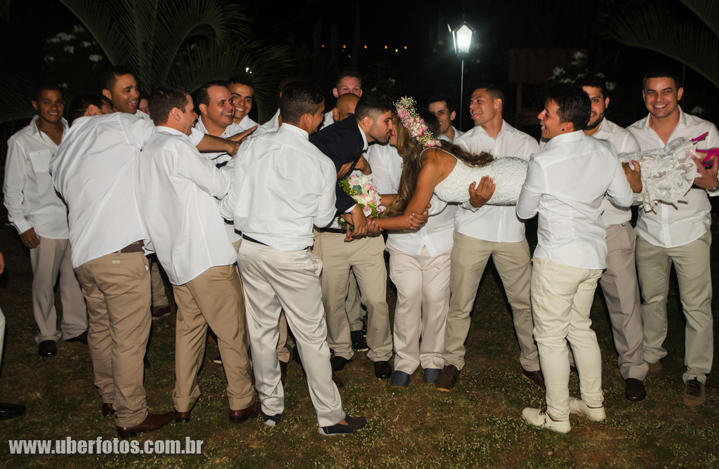 noivos com os padrinhos 