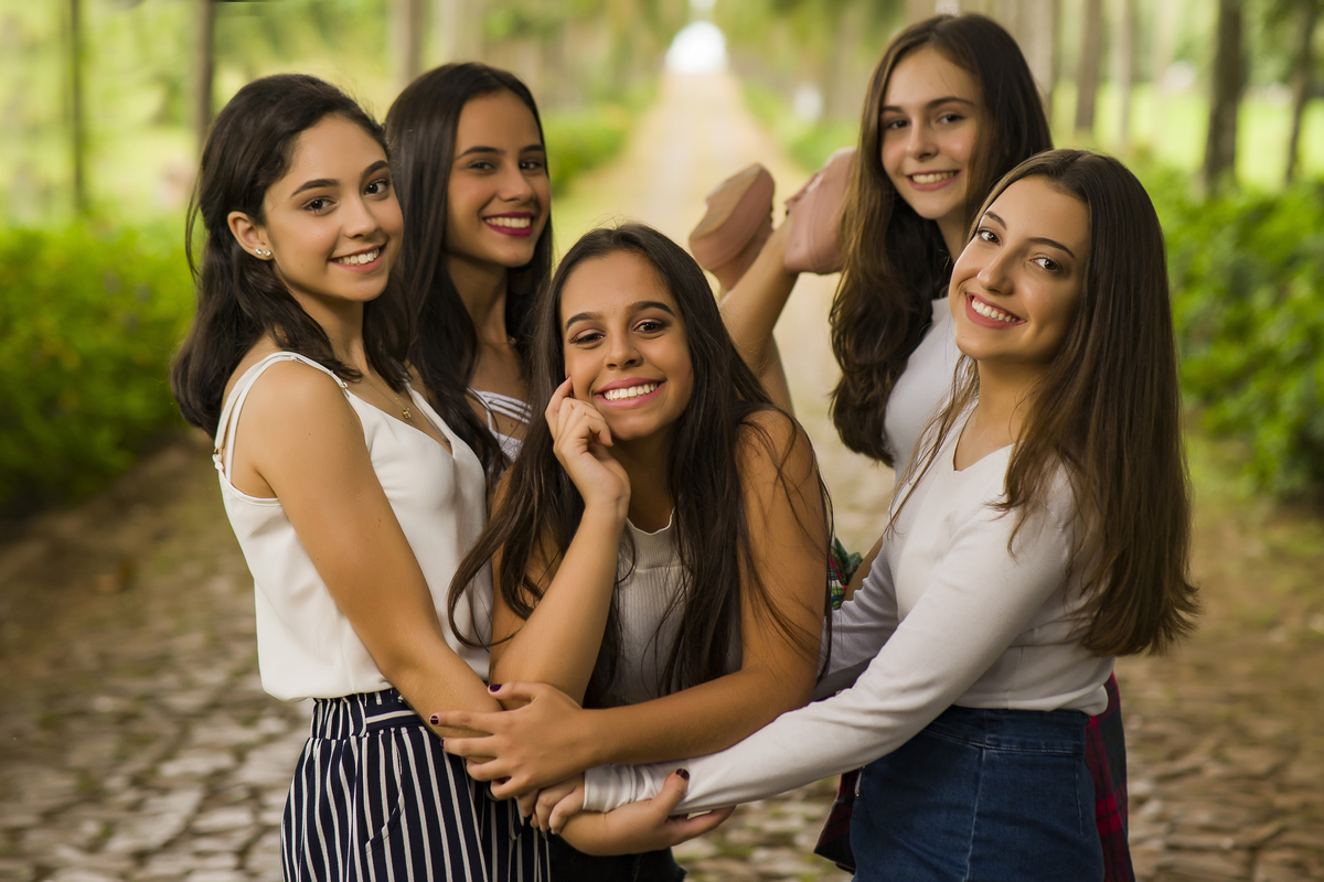 pegando no colo amiga