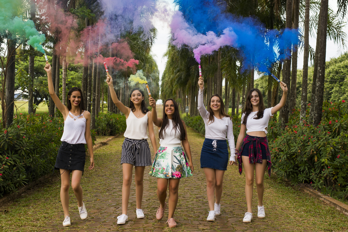 fotos com fumaça colorida amigas