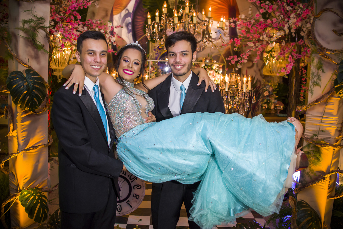 irmãos com a debutante