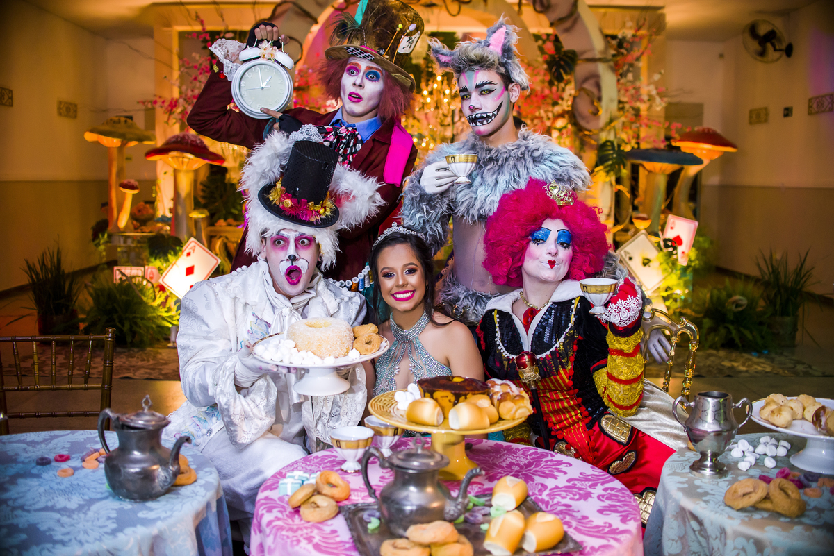 mesa da Alice no pais das maravilhas