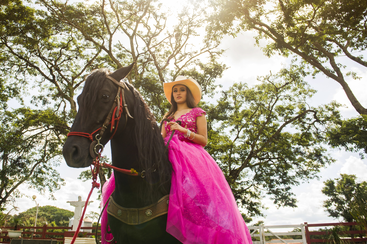 fotos com animais, fotos com cavalo, fotos na fazenda, ensaio cowgirl, ensaio debutante country 