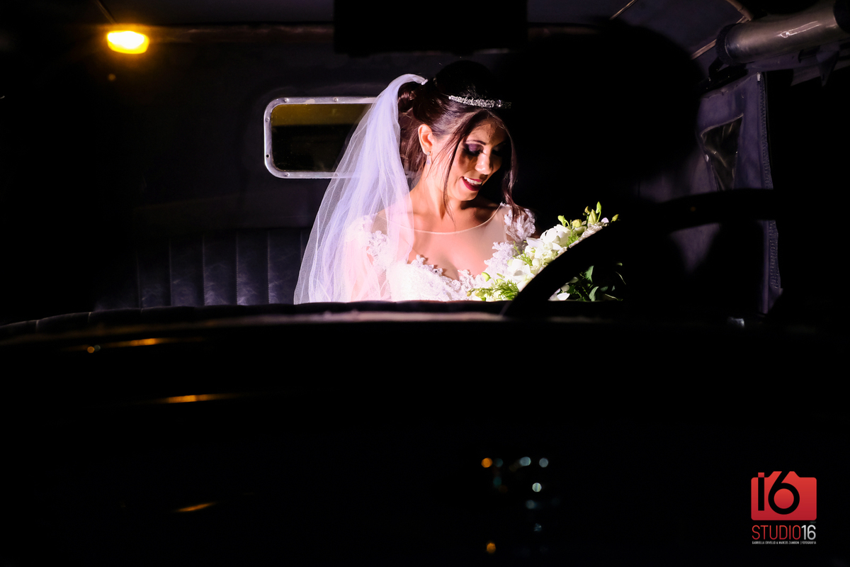 Noiva esperando pela sua entrada