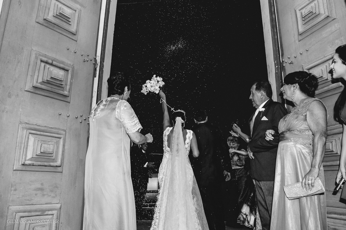 saída do casal da igreja