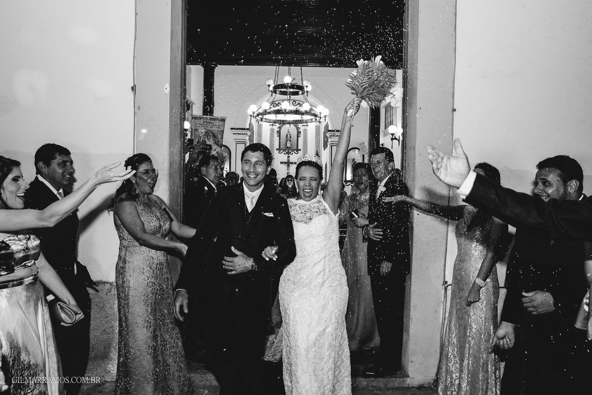 saída do casal da igreja