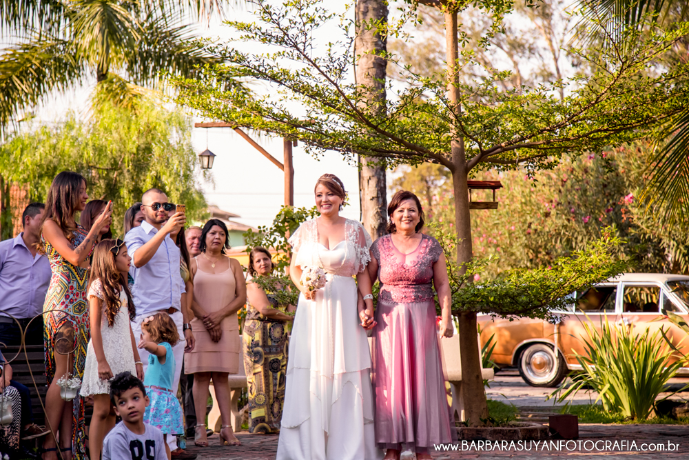 noiva e mãe da noiva entrando na cerimônia, mãe da noiva levando noiva ao altar, fotografia do casamento na pousada pampulha