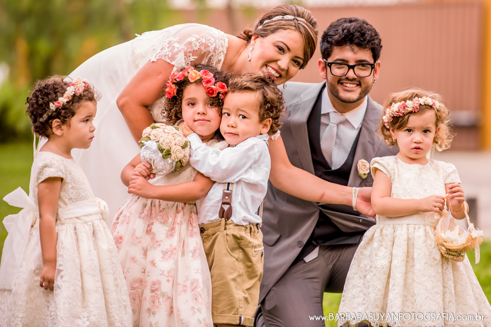 fotografia com damas e pagens ao lado dos noivos bh, casamento na pousada pampulha