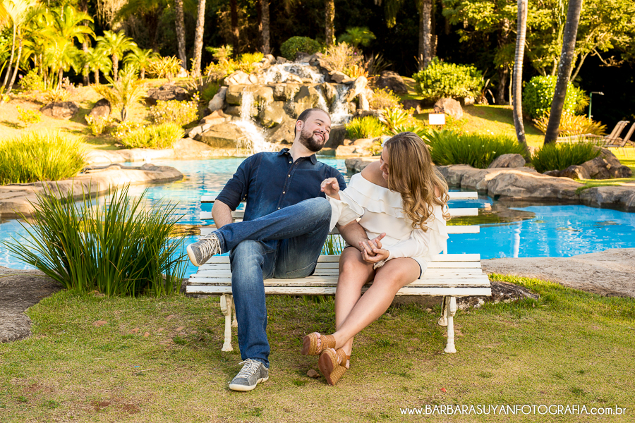 Noivo e noiva sentados no banco de madeira com piscina natural no click da fot&oacute;grafa de casamento Minas Gerais MG B&aacute;rbara Suyan no Hotel Ville Real em Ouro Preto com muito amor