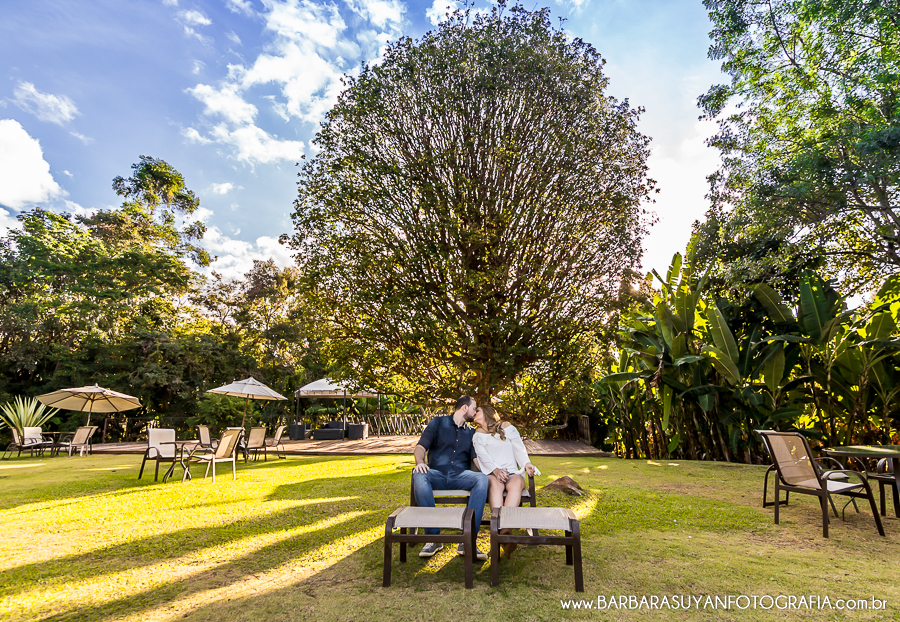 Noivo e noiva sentados em baixo da &aacute;rvore com lindo c&eacute;u azul ao fundo no click da fot&oacute;grafa de casamento Minas Gerais MG B&aacute;rbara Suyan no Hotel Ville Real em Ouro Preto com muito amor