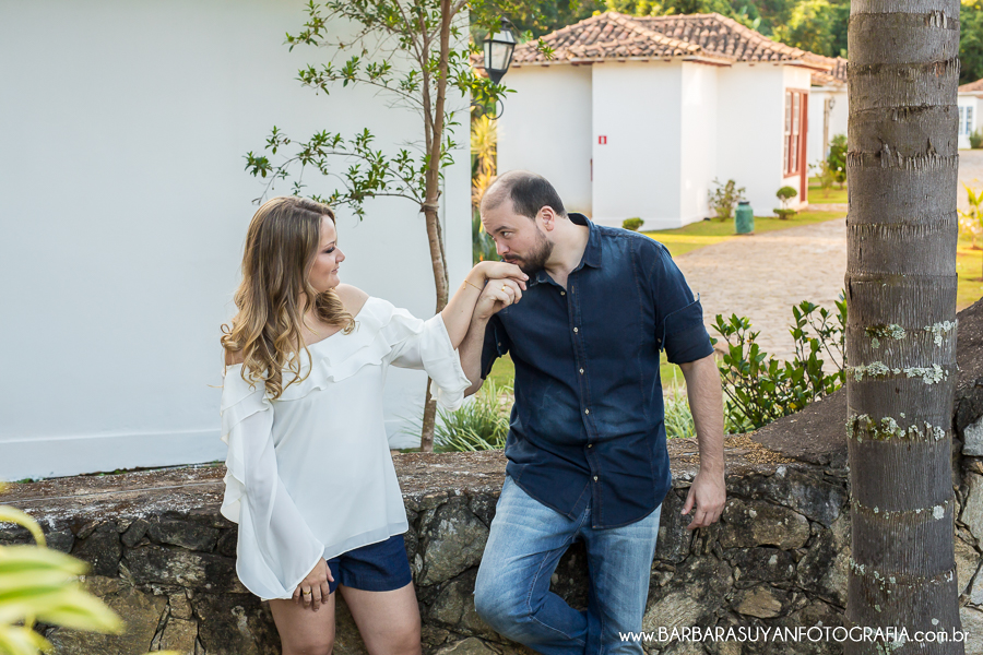 Noivo beijando m&atilde;o da noiva apaixonado no click da fot&oacute;grafa de casamento Minas Gerais MG B&aacute;rbara Suyan no Hotel Ville Real em Ouro Preto com muito amor