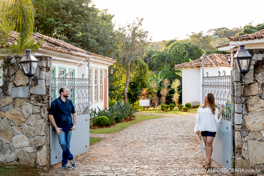 Noivo e noiva ao lado da porteira no click da fot&oacute;grafa de casamento Minas Gerais MG B&aacute;rbara Suyan no Hotel Ville Real em Ouro Preto com muito amor