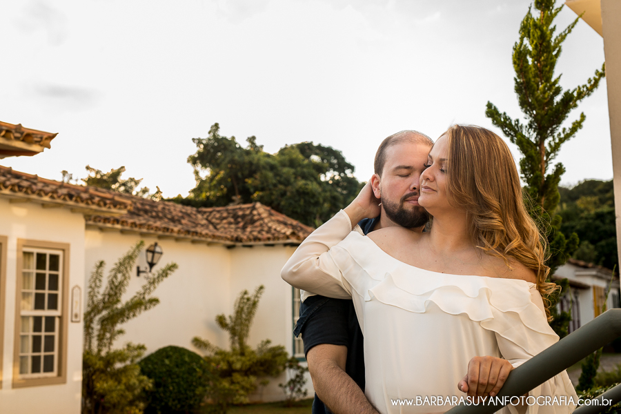 Noivo e noiva abra&ccedil;ados apaixonados no click da fot&oacute;grafa de casamento Minas Gerais MG B&aacute;rbara Suyan no Hotel Ville Real em Ouro Preto com muito amor