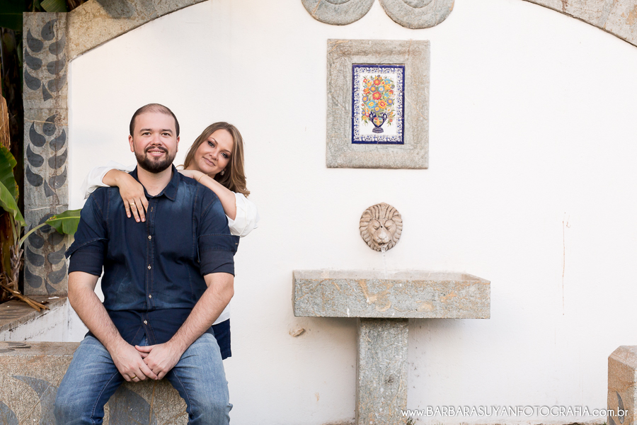 Noivo e noiva abra&ccedil;ados ao lado da fonte no click da fot&oacute;grafa de casamento Minas Gerais MG B&aacute;rbara Suyan no Hotel Ville Real em Ouro Preto com muito amor