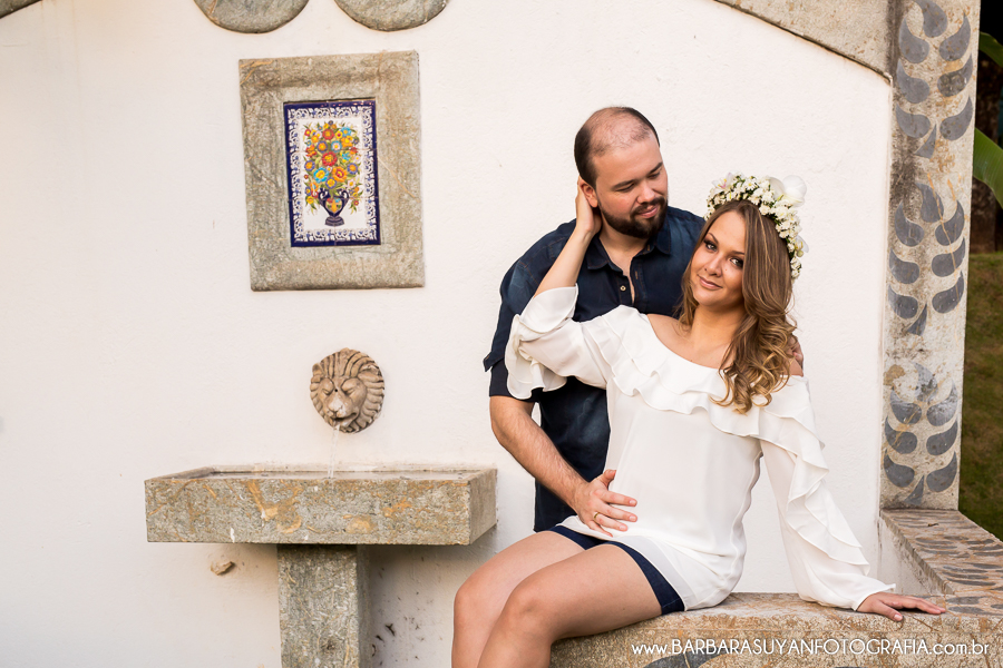 Noivo e noiva sentados na fonte no click da fot&oacute;grafa de casamento Minas Gerais MG B&aacute;rbara Suyan no Hotel Ville Real em Ouro Preto com muito amor