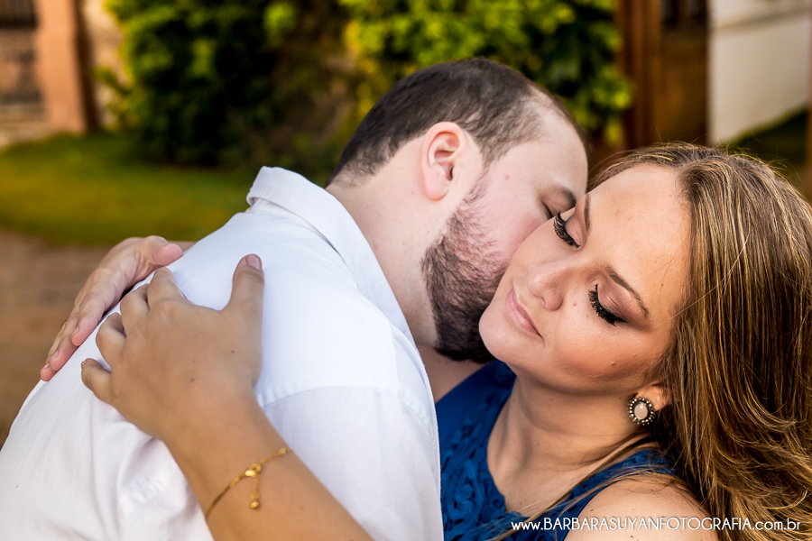 Noivo e noiva abra&ccedil;ados apaixonados no click da fot&oacute;grafa de casamento Minas Gerais MG B&aacute;rbara Suyan no Hotel Ville Real em Ouro Preto com muito amor