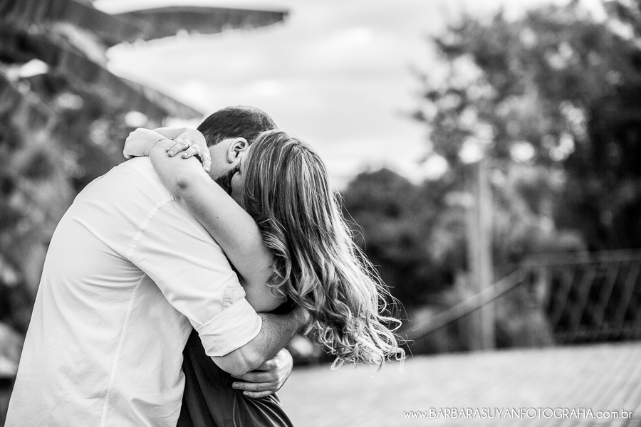 Noivo e noiva abra&ccedil;ados apaixonados no click da fot&oacute;grafa de casamento Minas Gerais MG B&aacute;rbara Suyan no Hotel Ville Real em Ouro Preto com muito amor