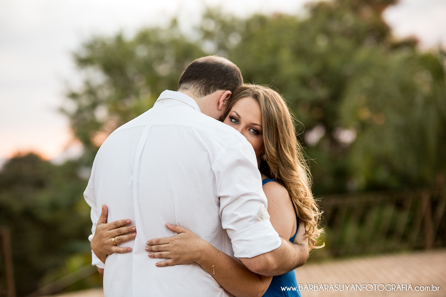 Noivo e noiva abra&ccedil;ados apaixonados no click da fot&oacute;grafa de casamento Minas Gerais MG B&aacute;rbara Suyan no Hotel Ville Real em Ouro Preto com muito amor