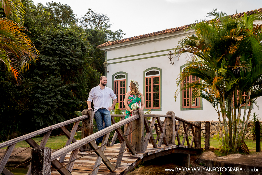 Noivo e noiva com tiara de flores na ponte de madeira no click da fot&oacute;grafa de casamento Minas Gerais MG B&aacute;rbara Suyan no Hotel Ville Real em Ouro Preto com muito amor