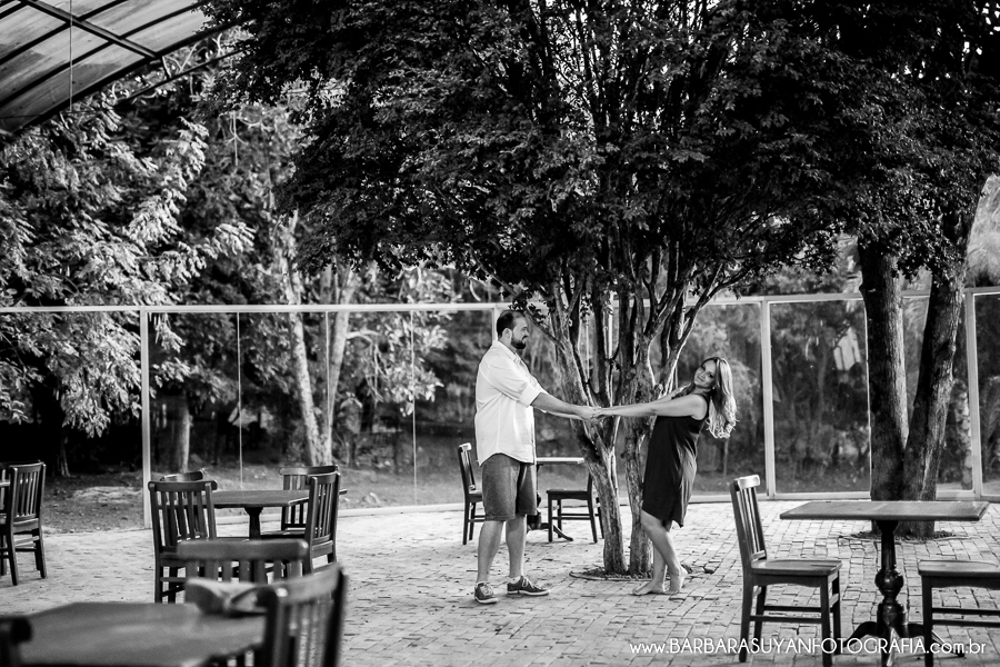 Noivo e noiva dan&ccedil;ando apaixonados no click da fot&oacute;grafa de casamento Minas Gerais MG B&aacute;rbara Suyan no Hotel Ville Real em Ouro Preto com muito amor