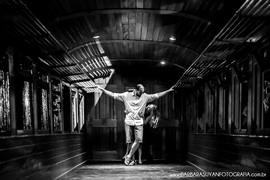 Noivo e noiva abra&ccedil;ados dentro do vag&atilde;o de trem no click da fot&oacute;grafa de casamento Minas Gerais MG B&aacute;rbara Suyan no Hotel Ville Real em Ouro Preto com muito amor