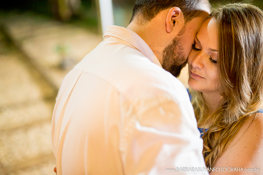 Noivo e noiva abra&ccedil;ados apaixonados na linha de trem no click da fot&oacute;grafa de casamento Minas Gerais MG B&aacute;rbara Suyan no Hotel Ville Real em Ouro Preto com muito amor