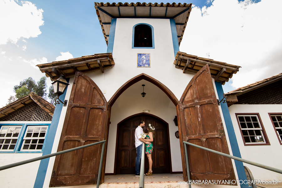 Noivo e noiva com tiara de flores dentro da igrejinha e lindo c&eacute;u azul no click da fot&oacute;grafa de casamento Minas Gerais MG B&aacute;rbara Suyan no Hotel Ville Real em Ouro Preto com muito amor