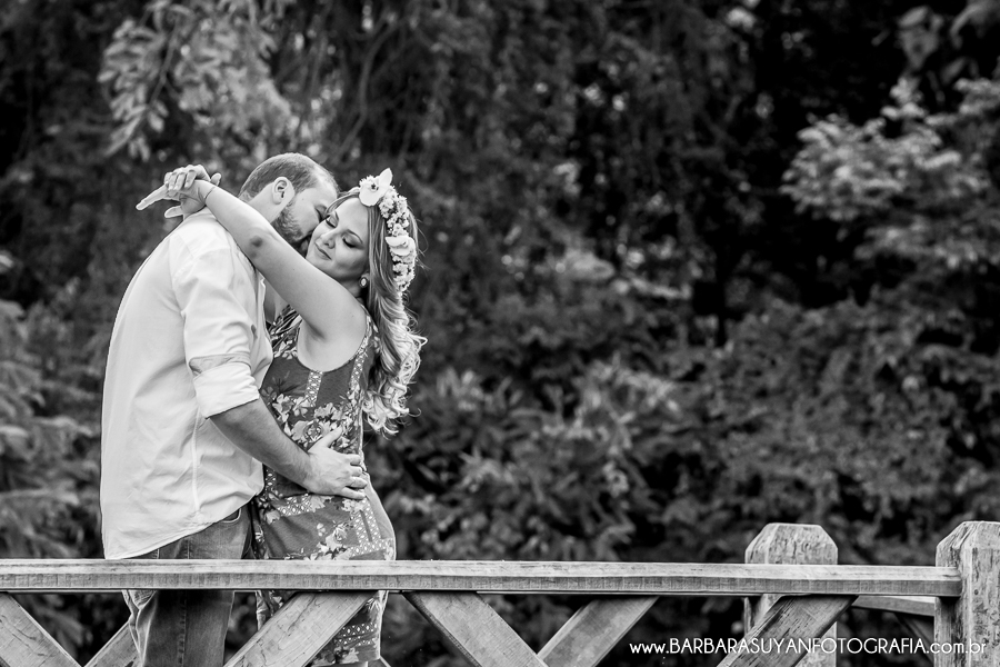 Noivo e noiva com tiara de flores na ponte de madeira no click da fot&oacute;grafa de casamento Minas Gerais MG B&aacute;rbara Suyan no Hotel Ville Real em Ouro Preto com muito amor