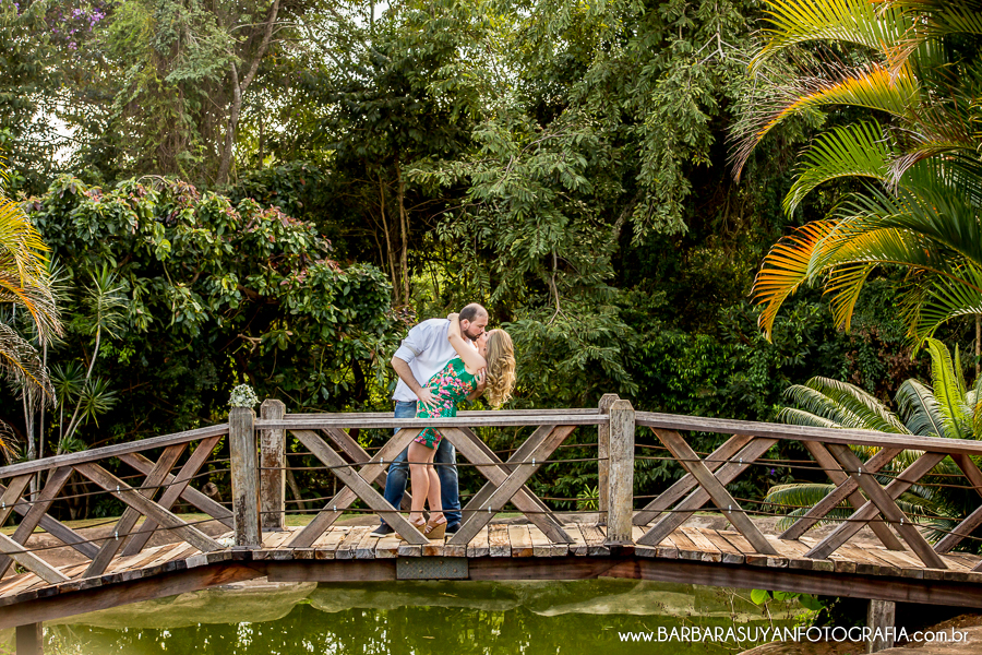 Noivo e noiva beijando na ponte de madeira no click da fot&oacute;grafa de casamento Minas Gerais MG B&aacute;rbara Suyan no Hotel Ville Real em Ouro Preto com muito amor