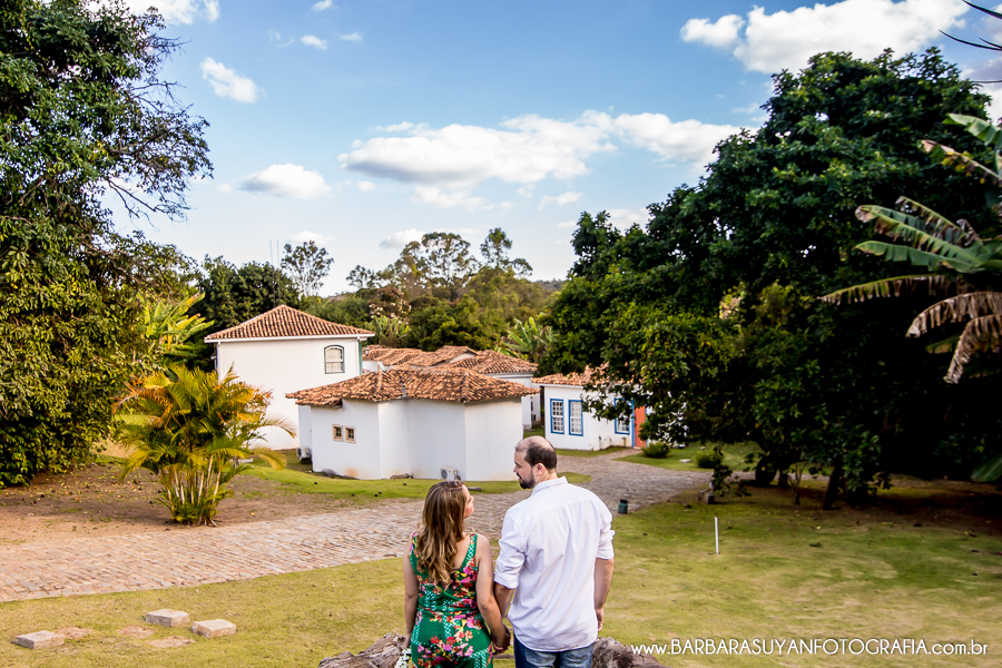 Noivo e noiva de m&atilde;os dadas e lindo c&eacute;u azul no click da fot&oacute;grafa de casamento Minas Gerais MG B&aacute;rbara Suyan no Hotel Ville Real em Ouro Preto com muito amor
