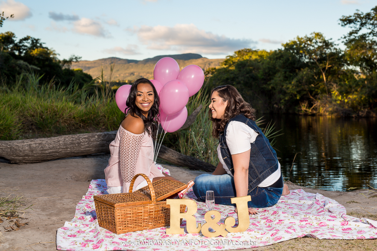 CASAL FELIZ NO PIQUENIQUE ROMÂNTICO AO LADO DO RIO NA SERRA DO CIPO, MINAS GERIAS, ENSAIO HOMOAFETIVO