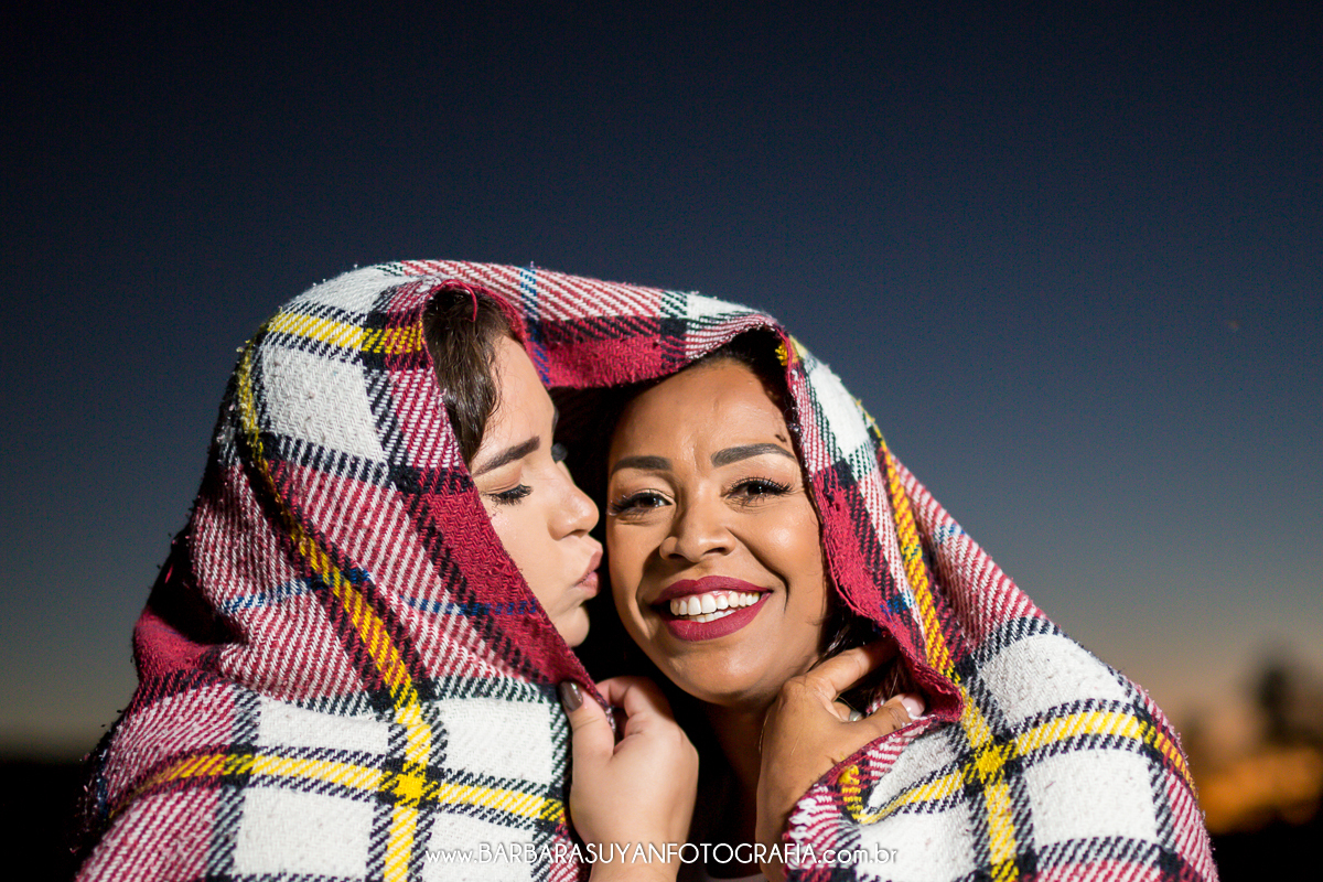 BEIJO NO ROSTO DEBAIXO DO COBERTOR NO PÔR DO SOL NA SERRA DO CIPO, MINAS GERIAS, ENSAIO HOMOAFETIVO