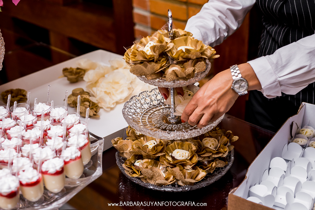 Montagem da mesa de doces do casamento de Lívia e Thiago no Chalé Pampulha. Making of da decoração.