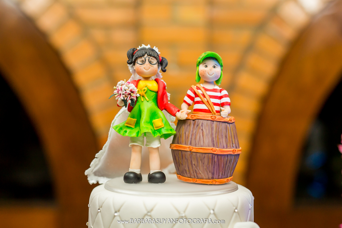 Bolo de casamento branco do casamento de Lívia e Thiago no Chalé Pampulha. Topo do bolo em biscuit bonecos chiquinha e chaves.