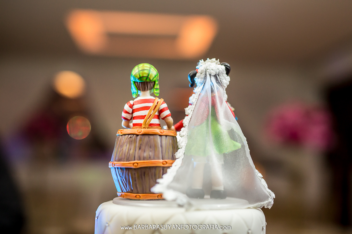 Bolo de casamento branco do casamento de Lívia e Thiago no Chalé Pampulha. Topo do bolo em biscuit bonecos chiquinha e chaves. 