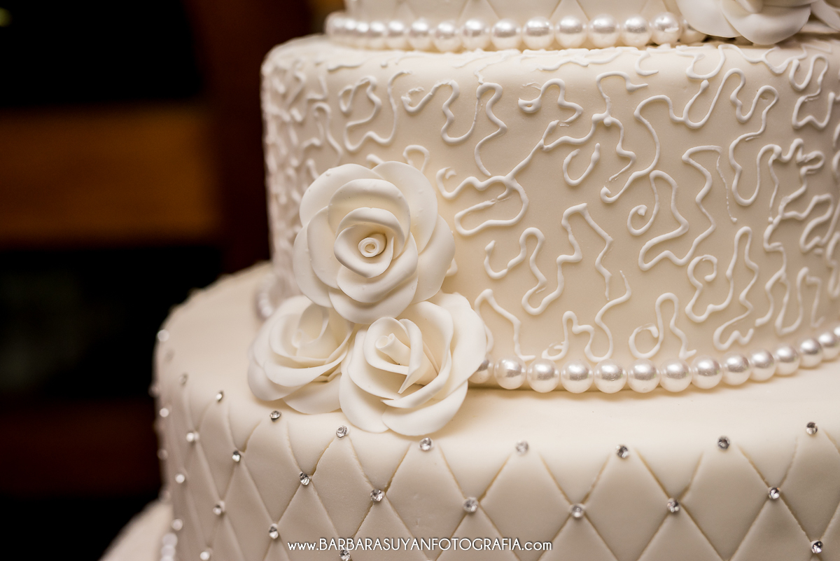 Bolo de casamento branco do casamento de Lívia e Thiago no Chalé Pampulha. 