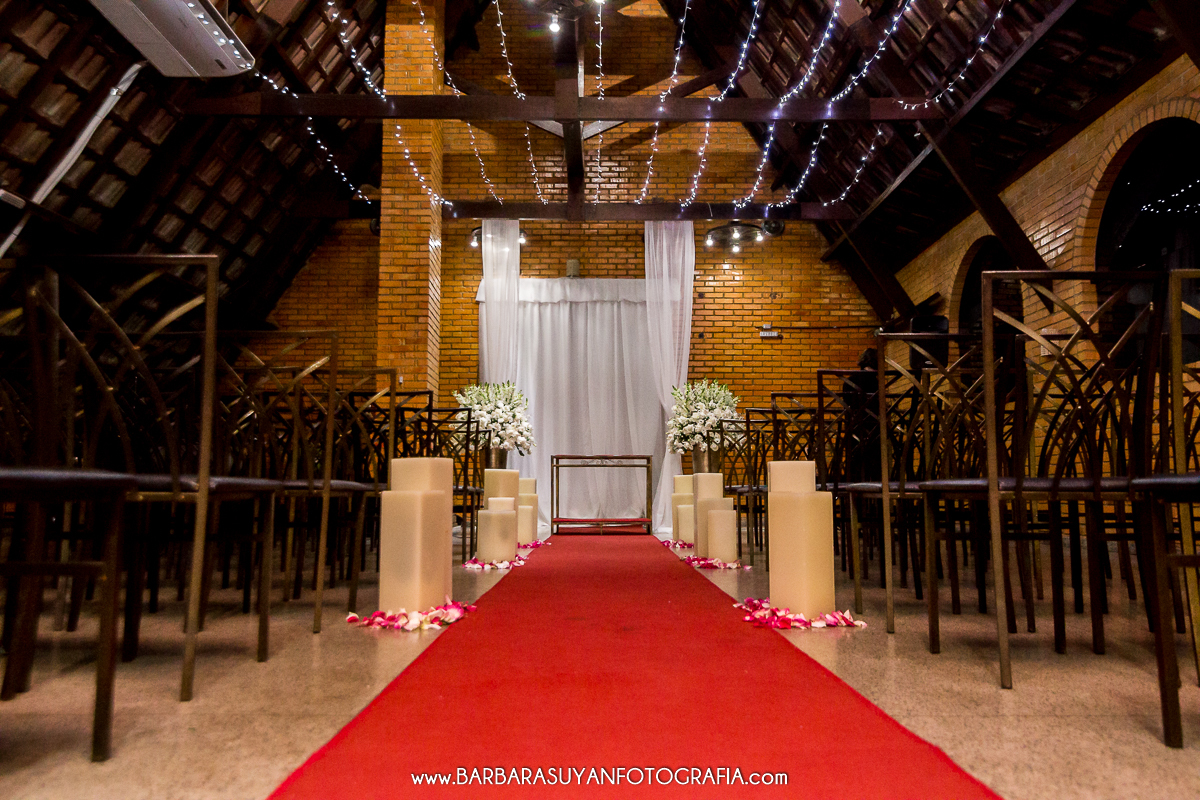 Decoração da cerimônia de casamento de Lívia e Thiago no Chalé Pampulha.