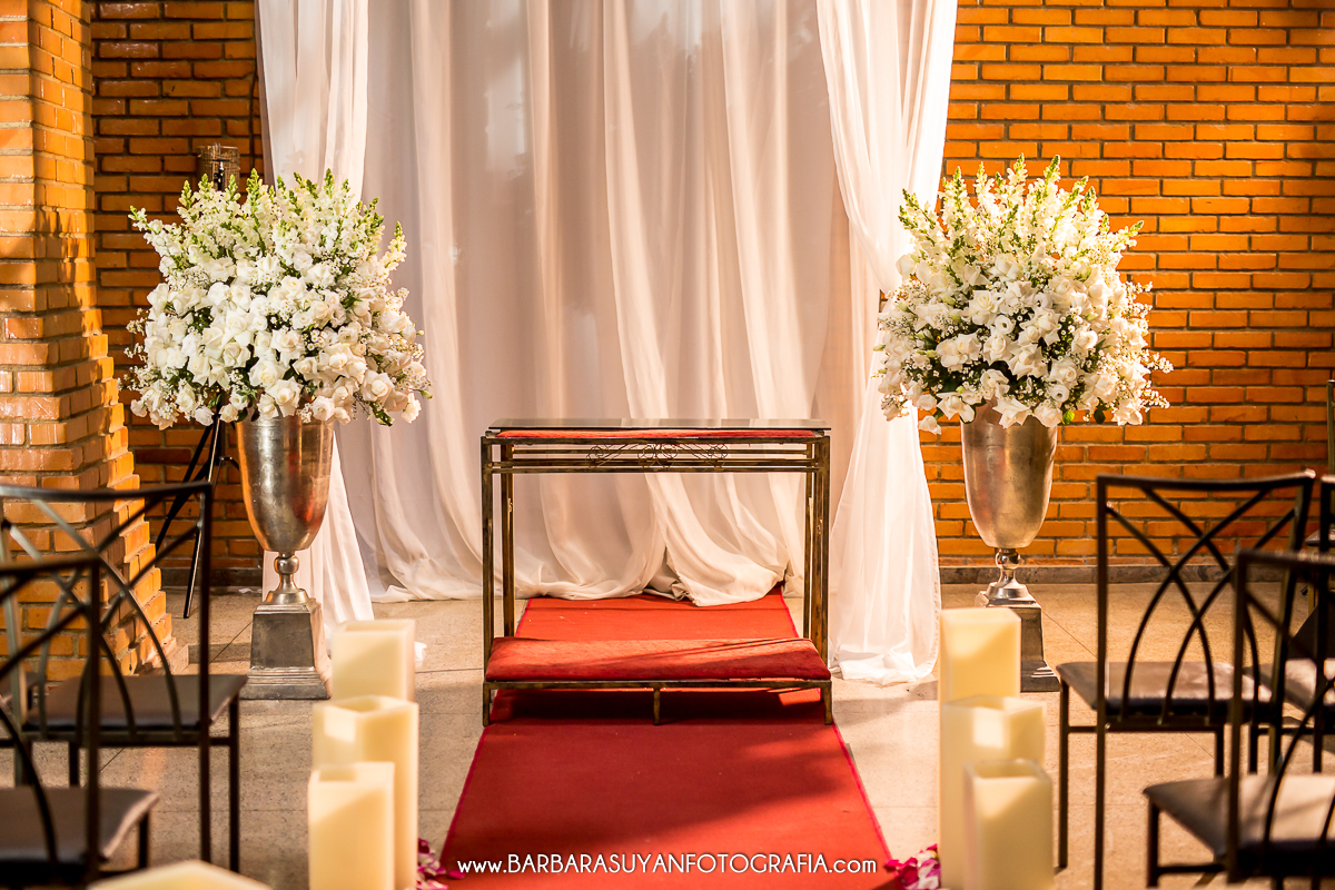 Decoração da cerimônia de casamento de Lívia e Thiago no Chalé Pampulha.