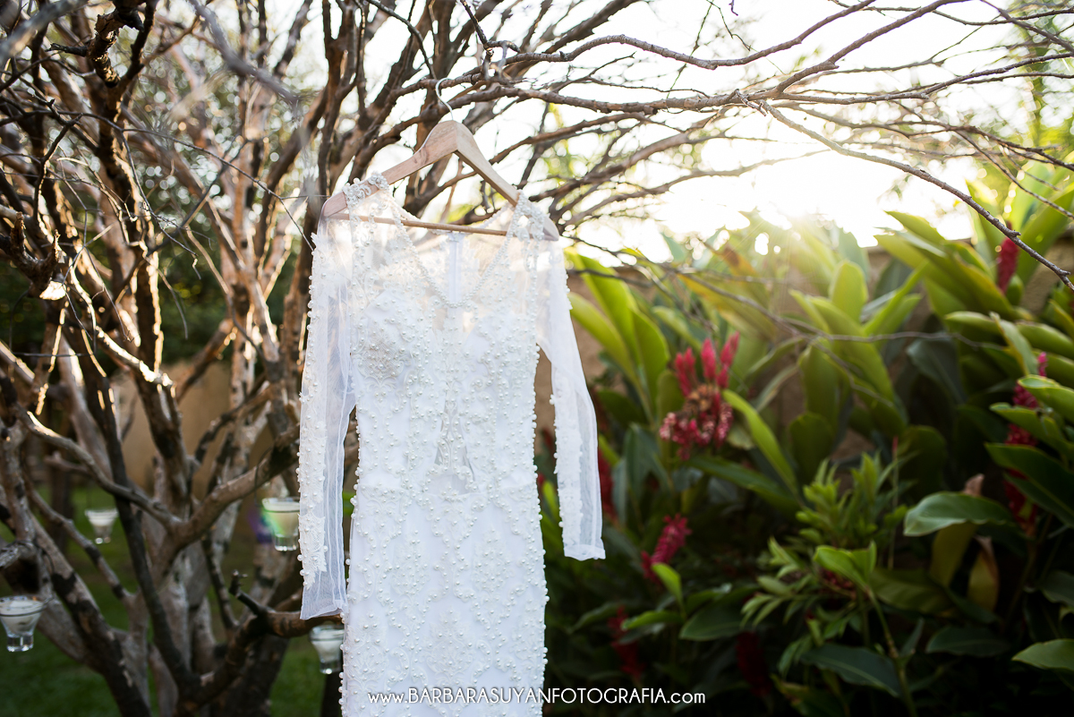 Making of da noiva, foto do vestido da noiva depenturado ao lado do sapato branco. Vestido da noiva dependurado na árvore jabuticabeira do Chalé Pampulha.