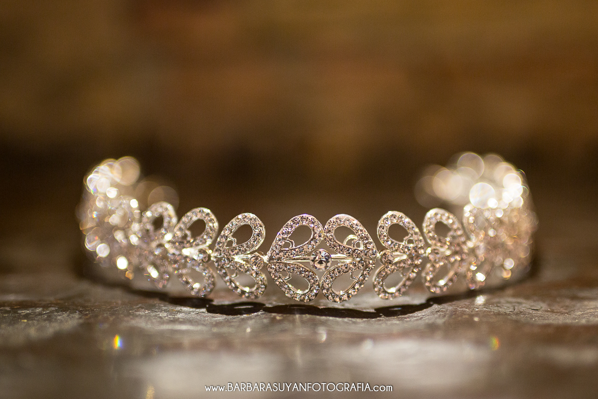Making of da noiva, foto da tiara da noiva, acessórios da noiva, tiara de strass prata. Casamento no Chalé Pampulha. 