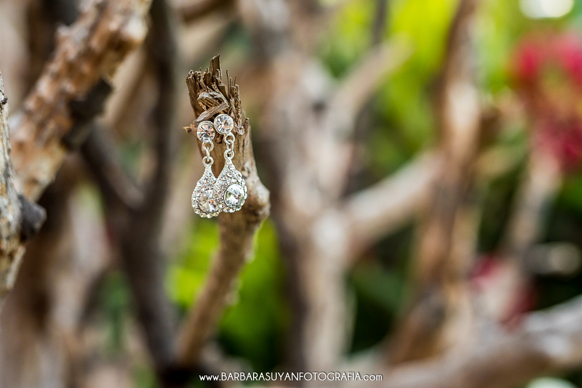 Making of da noiva no Chalé Pampulha. Casamento da Lívia e Thiago. Foto com ring light. Noiva sendo maquiada.
