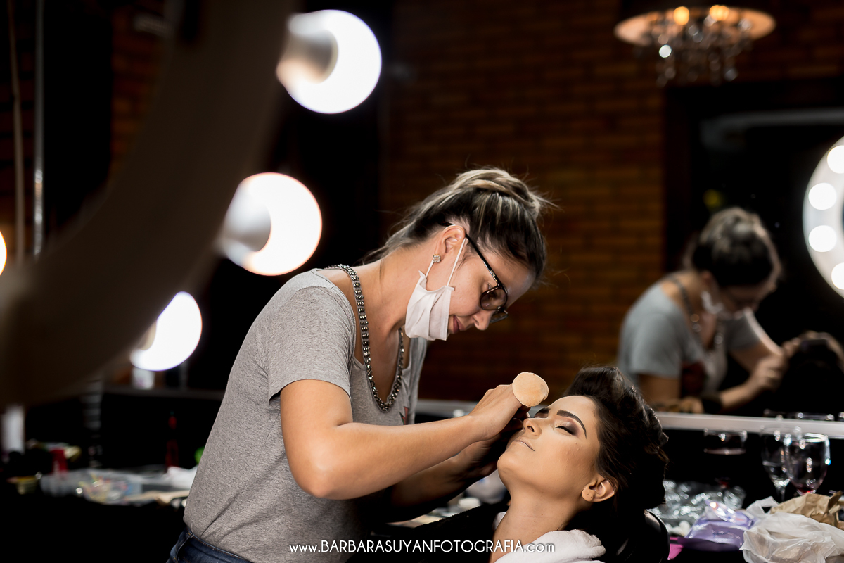 Making of da noiva no Chalé Pampulha. Casamento da Lívia e Thiago. Foto com ring light. Noiva sendo maquiada.