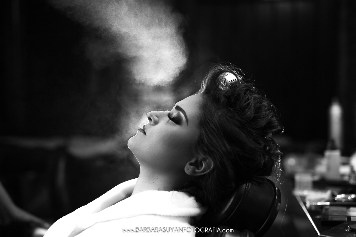 Making of da noiva no Chalé Pampulha. Casamento da Lívia e Thiago. Noiva sendo maquiada e recebendo spray fixador de maquiagem. 