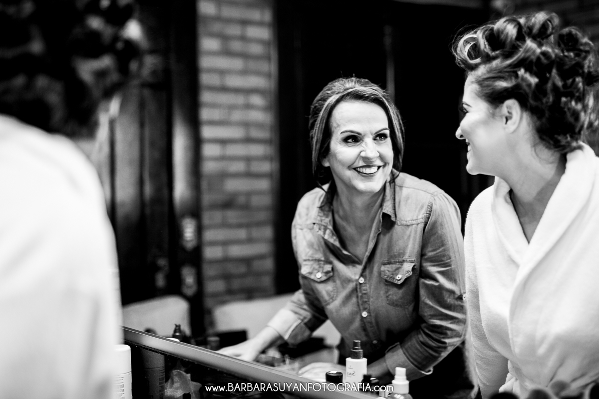 Making of da noiva no Chalé Pampulha. Casamento da Lívia e Thiago. Noiva sendo maquiada ao lado da mãe.