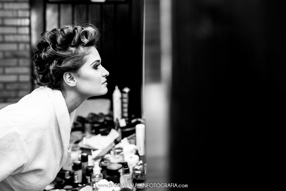 Making of da noiva no Chalé Pampulha. Casamento da Lívia e Thiago. Noiva conferindo a maquiagem no espelho