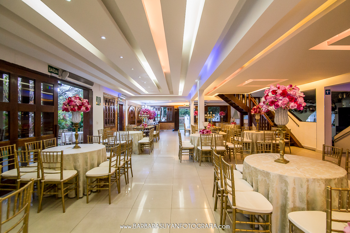 Decoração da recepção de casamento de Lívia e Thiago no Chalé Pampulha. Decoração com rosas e flores naturais, cadeiras douradas e toalhas brancas