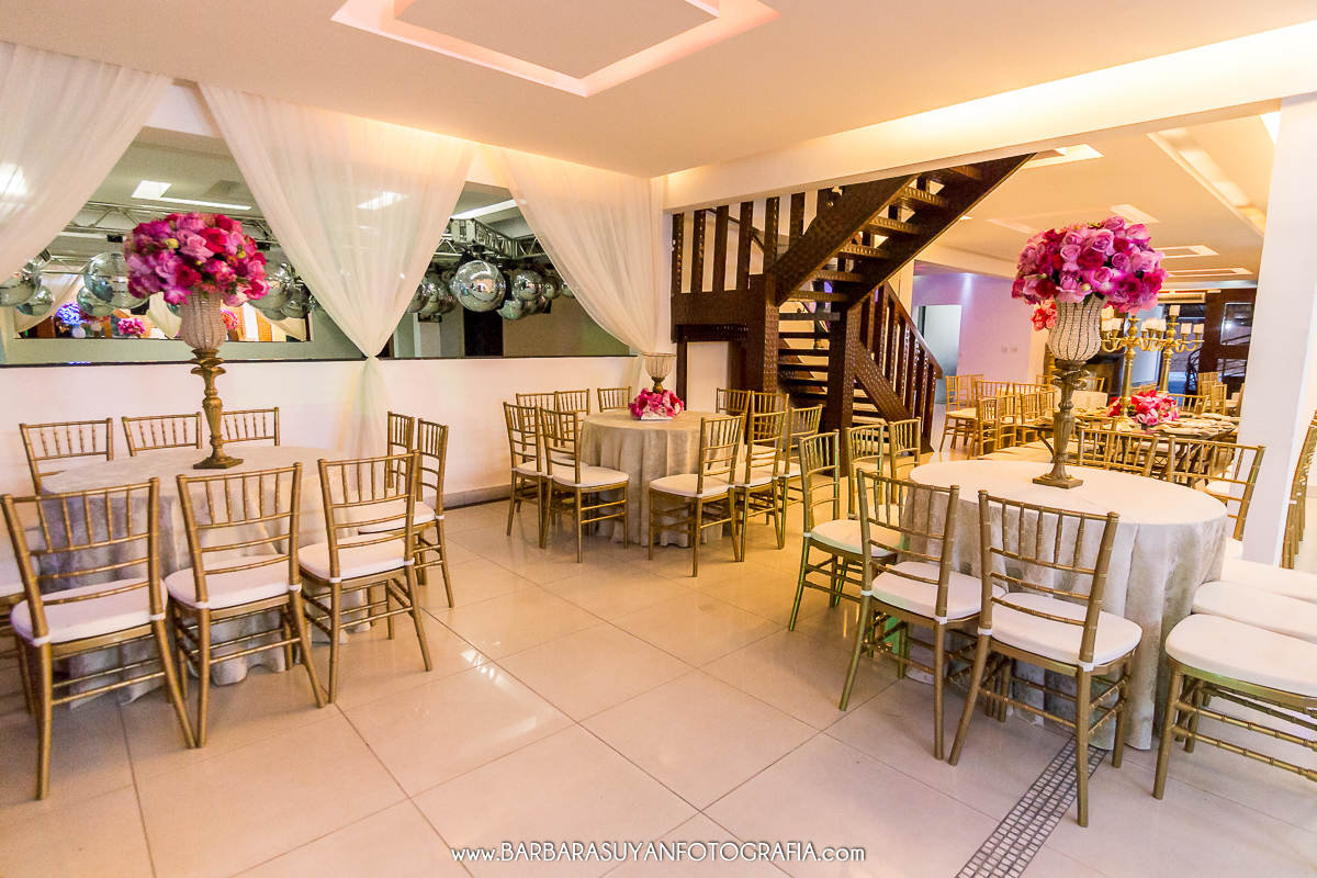 Decoração da recepção de casamento de Lívia e Thiago no Chalé Pampulha. Decoração com rosas e flores naturais, cadeiras douradas e toalhas brancas