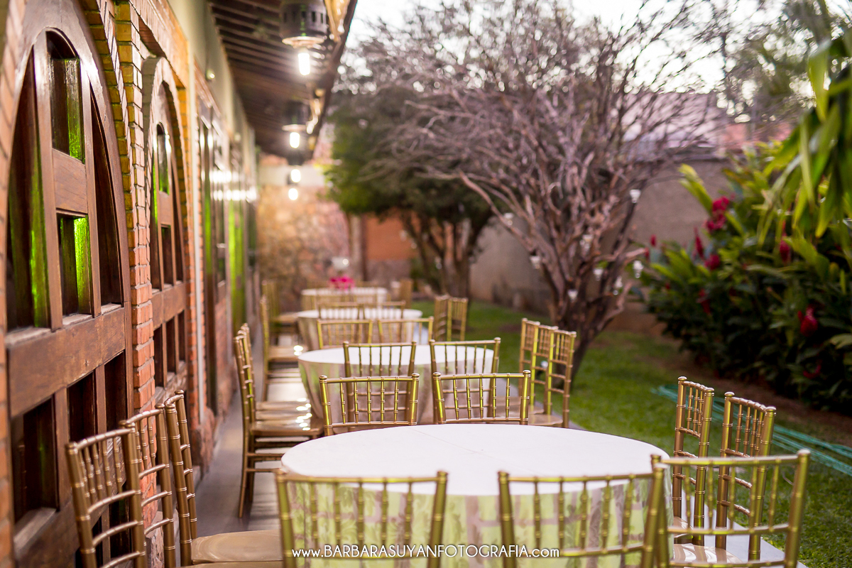 Decoração externa da recepção de casamento de Lívia e Thiago no Chalé Pampulha. Cadeiras douradas.