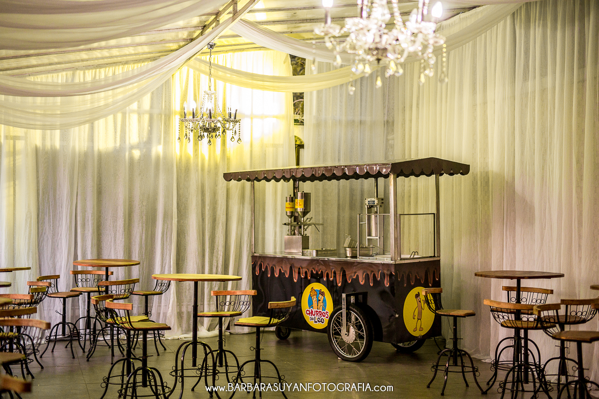 Decoração externa da recepção de casamento de Lívia e Thiago no Chalé Pampulha. Cadeiras douradas.